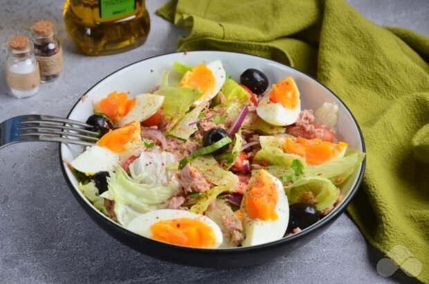 Salad with canned tuna, eggs and olives