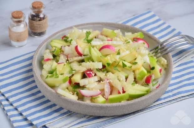 Salad with celery, apples and radish