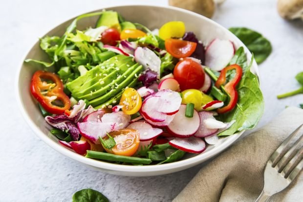 Salad with cherry tomatoes, avocados, spinach and radish