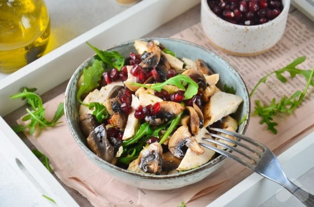 Salad with chicken fillet, arugula and grenade