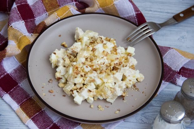 Salad with chicken, pineapples and nuts