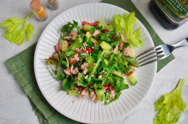 Salad with cucumber, tuna and pepper