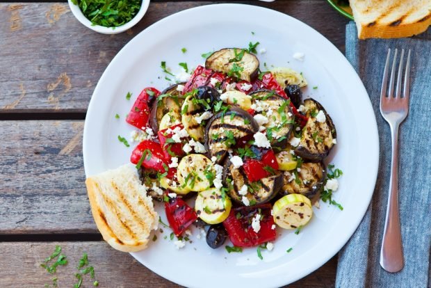 Salad with feta and vegetables-grille