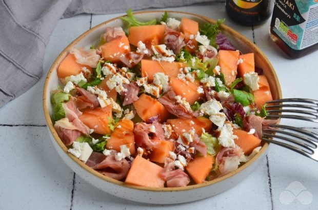 Salad with melon, pruscuto and goat cheese