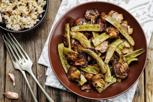 Salad with mushrooms and patch peas