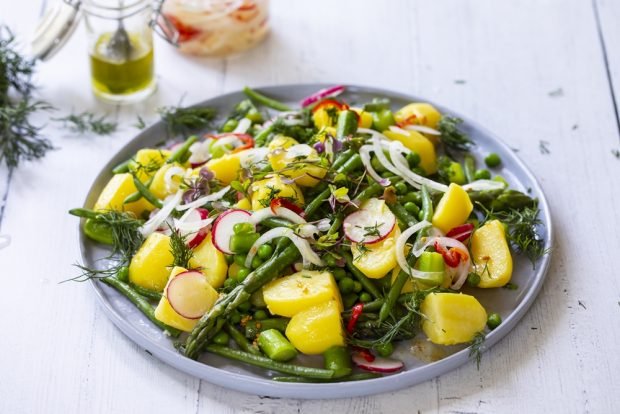 Salad with potatoes, asparagus and patch beans