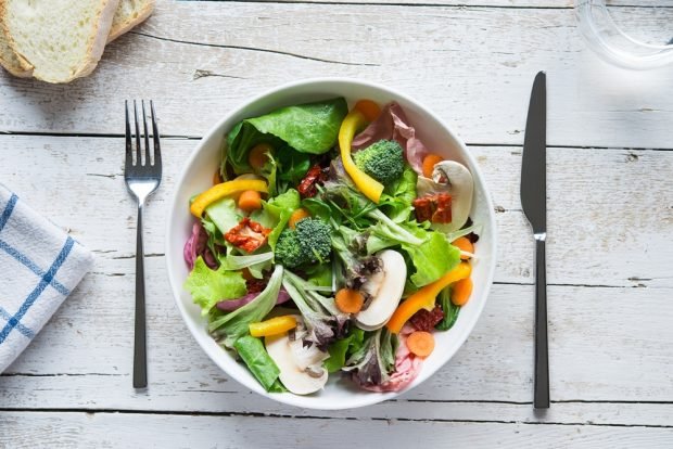 Salad with raw champignons and broccoli