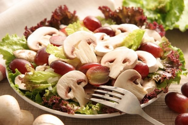 Salad with raw mushrooms and grapes