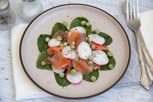 Salad with red fish, spinach, radish and green peas