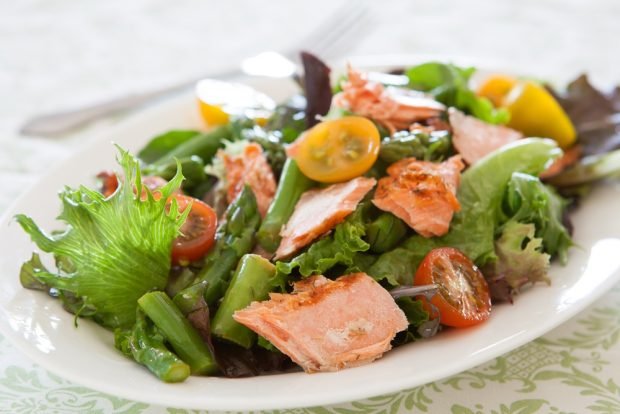 Salad with salmon-grille and patch beans