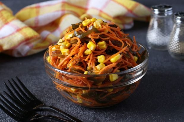 Salad with seaweed, corn and carrots