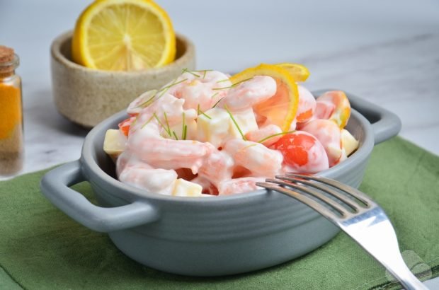 Salad with shrimp, tomatoes and cheese