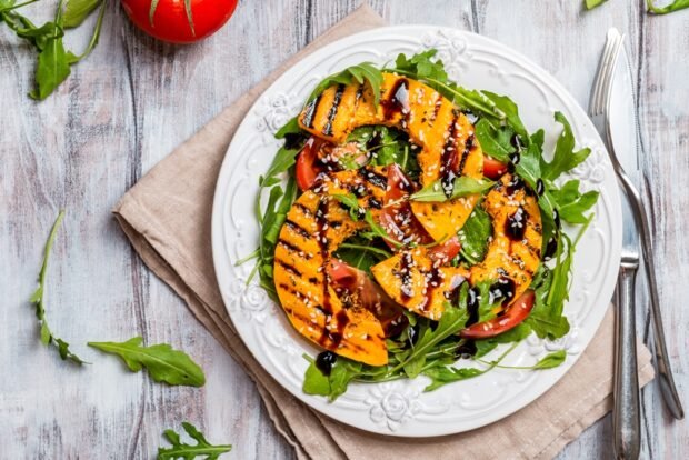 Salad with tomatoes and pumpkin-grille