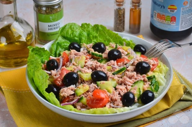 Salad with tuna, fresh vegetables and olives