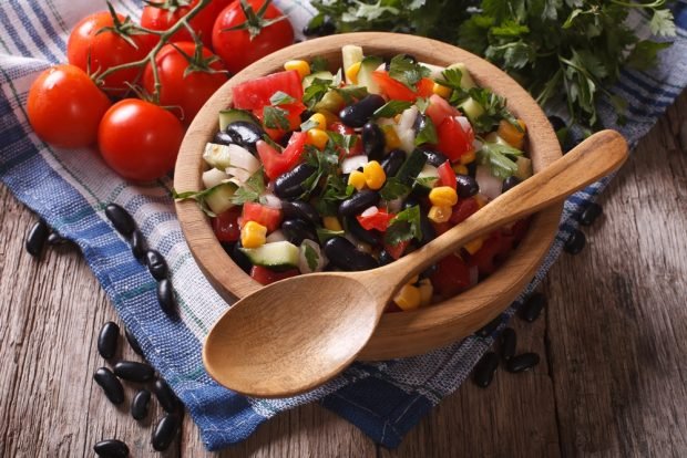 Salad with vegetables, beans and herbs