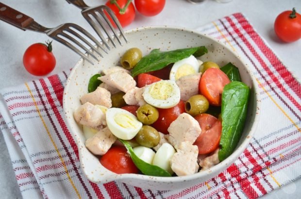 Salad with vegetables, chicken and quail eggs