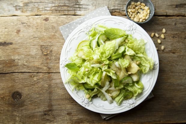 Salad with zucchini, Beijing cabbage and mint