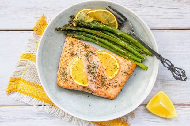 Salmon with asparagus in the oven