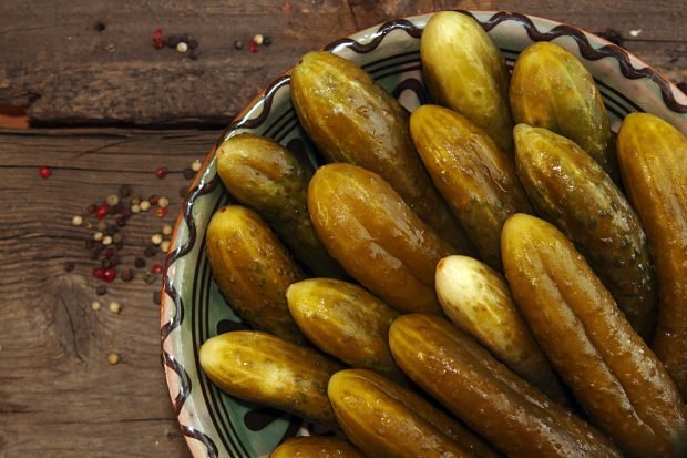 Salted cucumbers without vinegar for the winter in banks