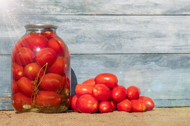 Salty tomatoes for the winter in a bank