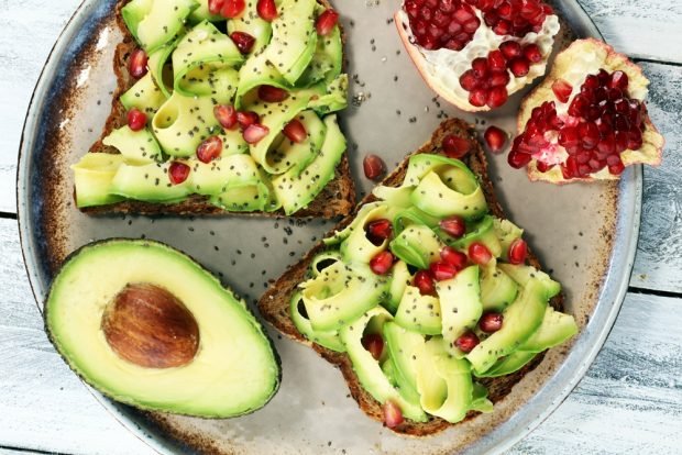 Sands with avocado, grenade and chia