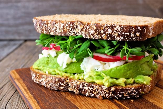 Sandwords with avocado and radish