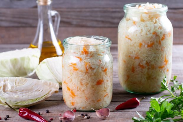 Sauerkraut for the winter in banks for long -term storage