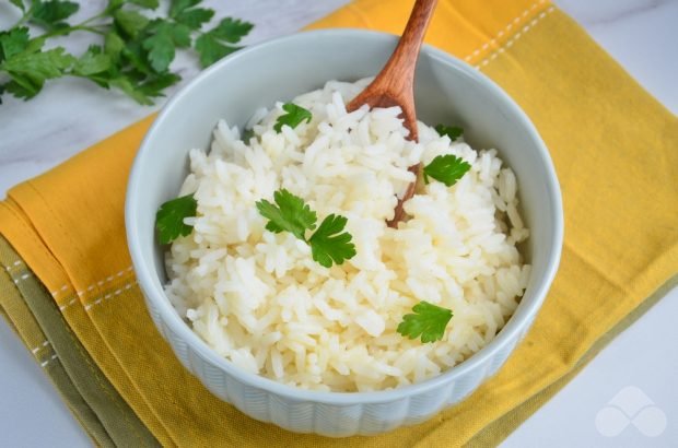 Scattered rice in a slow cooker