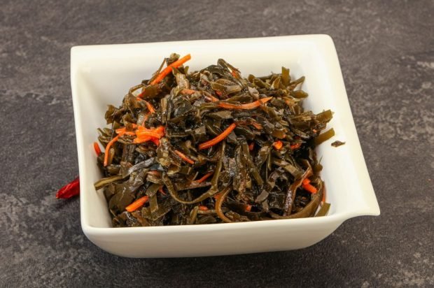 Seaweed salad with carrots and garlic