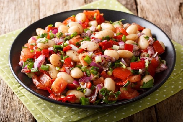 Sharp salad with beans and tomatoes