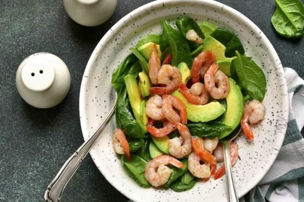 Shrimp salad, spinach and avocado