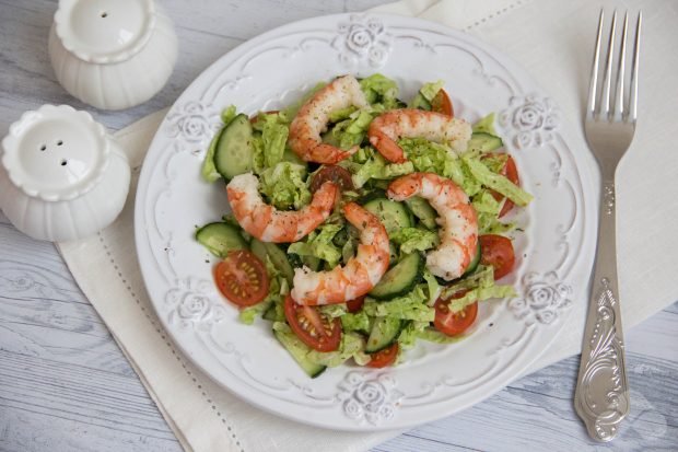 Simple salad with shrimp and Beijing cabbage