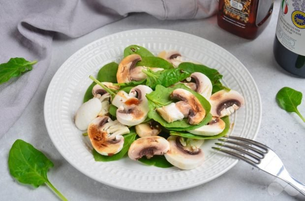 Spinach salad and mushrooms