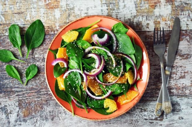 Spinach salad, oranges and purple onions