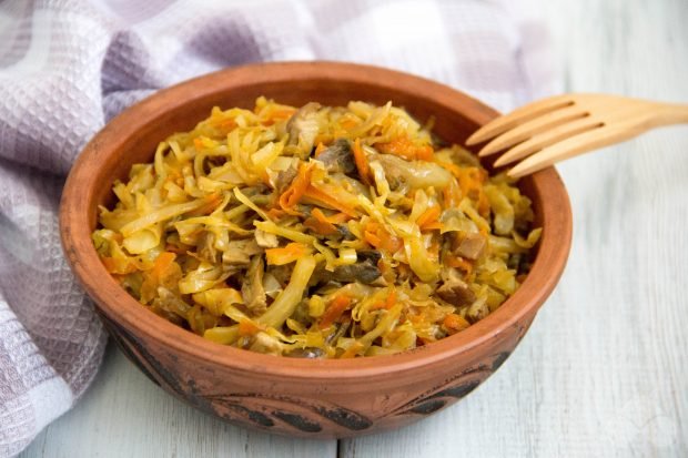 Stewed cabbage with dried mushrooms