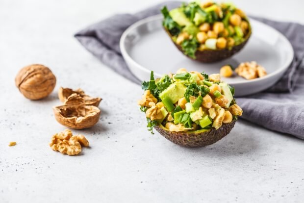 Stuffed avocado with nuts and chickpeas