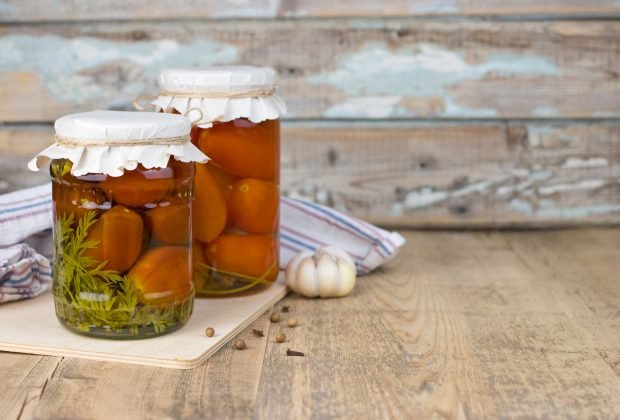 Tomatoes with carrot top for the winter