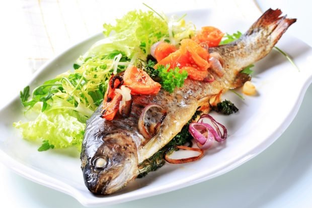 Trout with tomatoes and greens in the oven