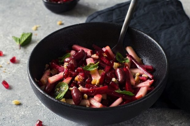 Vegan salad of beets, apples and red beans