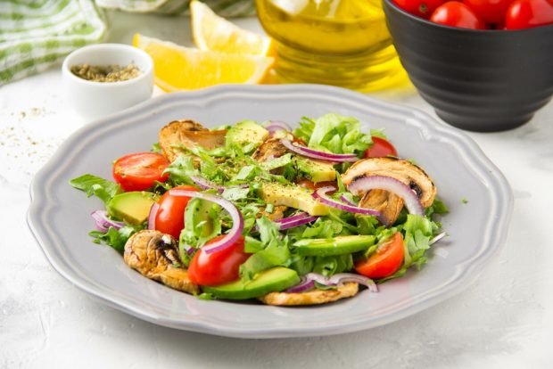 Vegetable salad with avocados and mushrooms