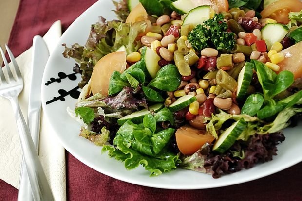 Vegetable salad with canned beans
