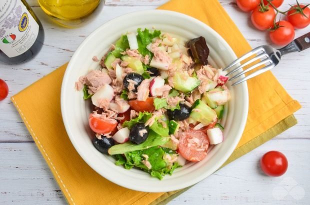 Vegetable salad with canned fish