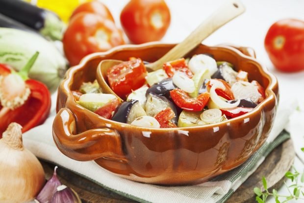 Vegetable stew in pots